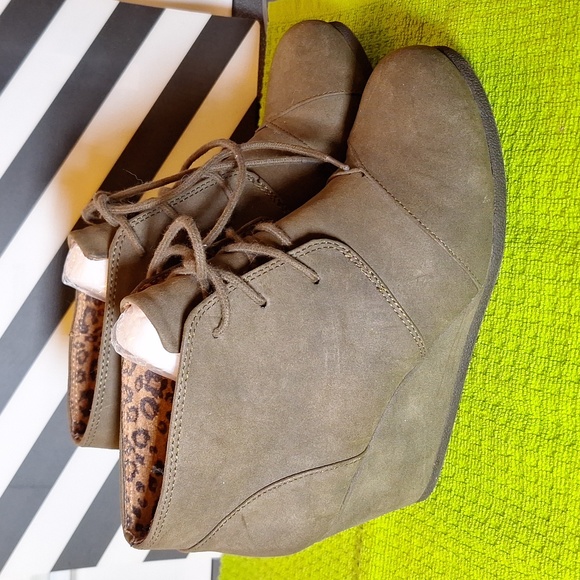 Faux suede olive wedges - Picture 4 of 5